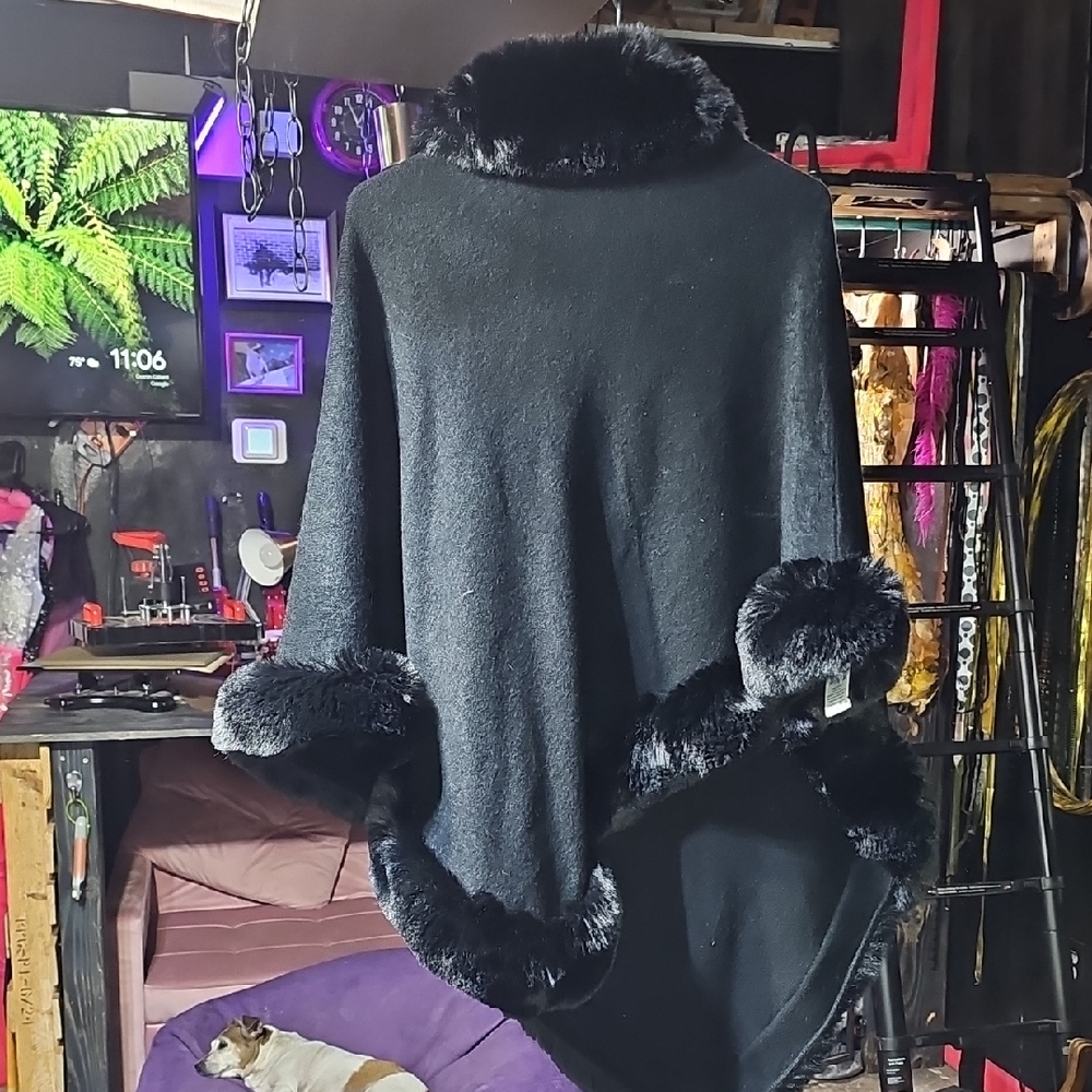 This & That Black Faux-Fur-Trimmed Women's Poncho